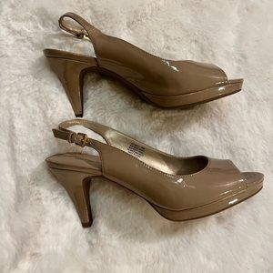 Bandolino taupe patent slingback heels